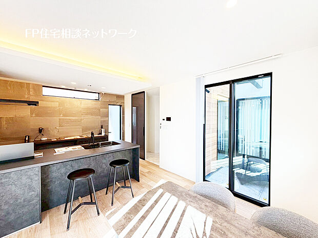 LDKのメインとなる大きな窓。通常サイズより大きめの開口部から暖かい陽射しが長い時間射し込みます。天気の良い日は是非窓を開けて風通しの良さもご体感下さい。明るいLDKがご家族団欒の時を包みます。