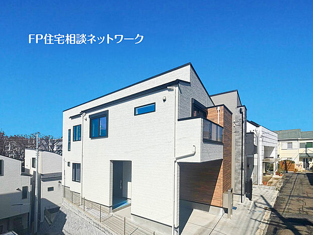 【類似外観同仕様】施工例のため分譲中の建物とは外壁、屋根開口部等の形状・仕様が異なります。