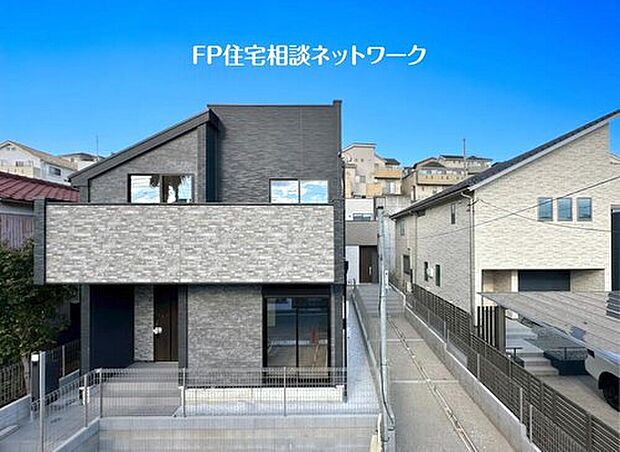 【類似外観同仕様】施工例のため分譲中の建物とは外壁、屋根開口部等の形状・仕様が異なります。