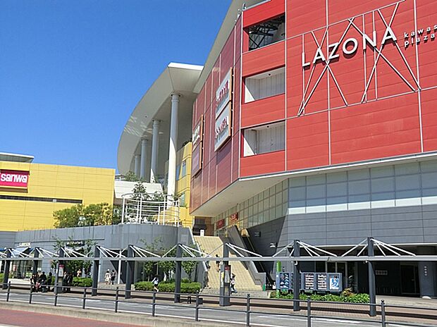 ラゾーナ川崎プラザまで1600m。JR川崎駅直結のファッション、グルメ、シネコン、ジムなどの専門店で構成された大型ショッピングモール。ご家族連れや友人同士など幅広く楽しめる魅力的なスポットです。