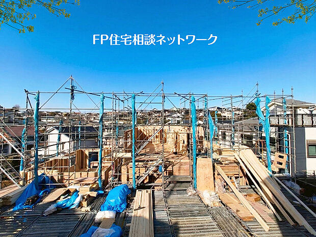 全棟大型ルーフバルコニー付きの住まい。カースペースは並列2台分駐車可能（車種による）で、来客時も気兼ねなく停めてもらうことが出来ますね。