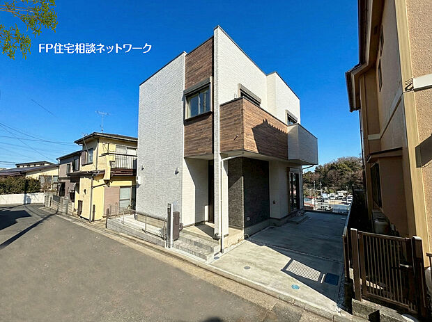 深く豊かな緑と爽快な青い空を感じる、まるで杜の中に暮らすような心地よさを存分に堪能いただける邸宅です。最高グレードの設備仕様が標準装備のデザイナーズ住宅で快適で便利な生活をお送り頂ける一品です。