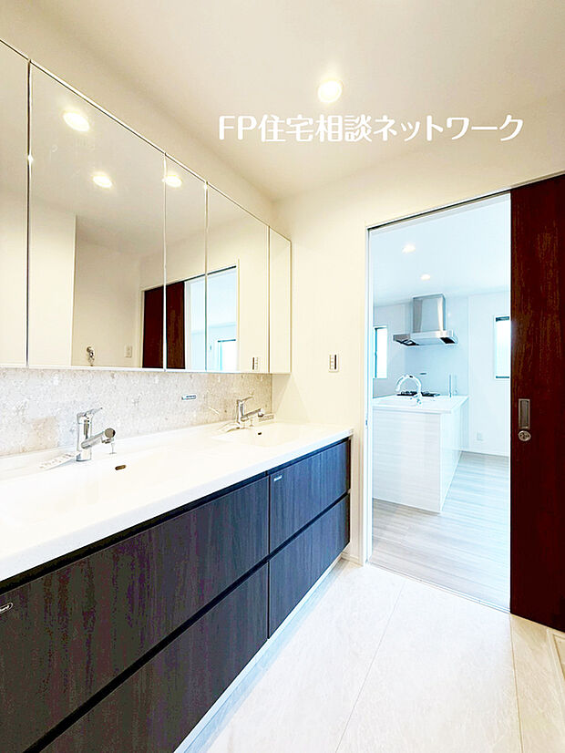 まるで注文住宅の様なダブルボウルの洗面台で快適な朝を。どちらも三面鏡で髪のセットやお化粧もストレスなくこなせ、朝からイライラせずに通勤通学に向かえそうですね！鏡の裏にもたっぷり収納スペースがあります！