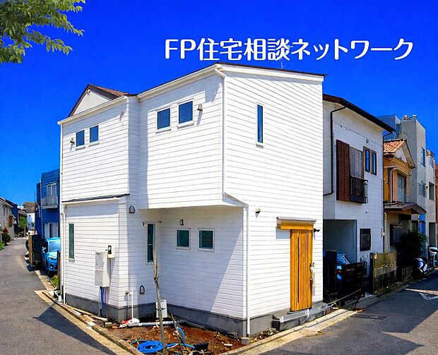 白を基調とした清潔感のある外観は閑静な住宅地にぴったり。角地に面しているので、風の通りも良好です○