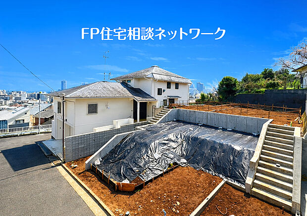 高台に位置しているので眺望、陽当り良好。前面道路は車通りも少なく、小さなお子さま連れでも安心ですね。