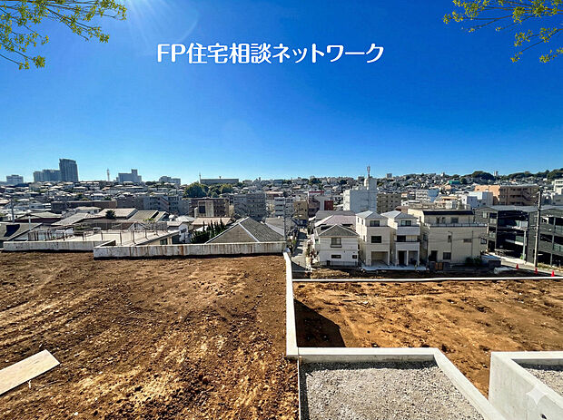 高台に位置し眺望良好。周辺からの視線もないので、空を広く感じる解放的な住まいに。また、プライバシーを確保しやすい静かな環境も大きなメリットです。