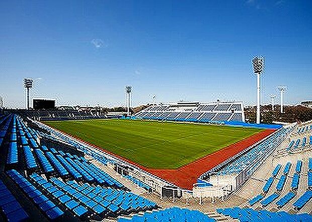 三ツ沢公園まで1000m。国体やオリンピックにも使われた歴史ある運動公園で、Ｊリーグも開催されます。テニスコートや体育館もあり、様々なスポーツを楽しめる他、桜の名所としても有名です。散歩や遊び場も◎