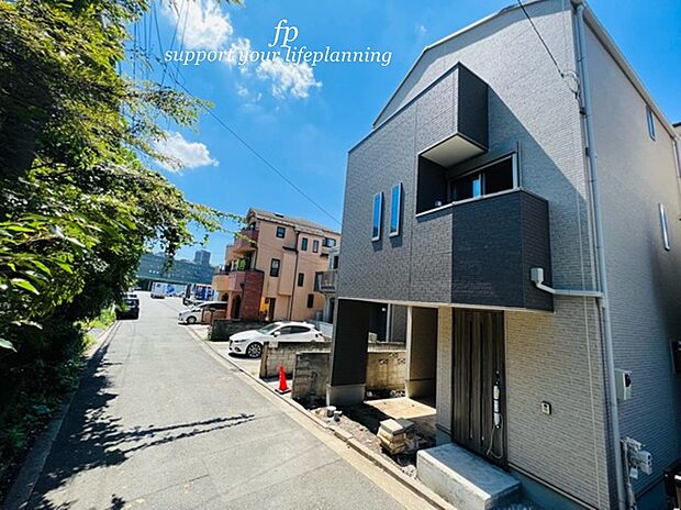 【類似外観同仕様】施工例のため分譲中の建物とは外壁、屋根開口部等の形状・仕様が異なります。