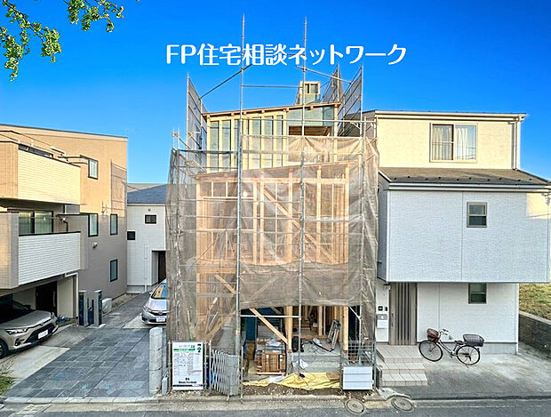 前面道路は車通りの少ない道路。段差もなくお車の出し入れが苦手な方も駐車しやすそうです。