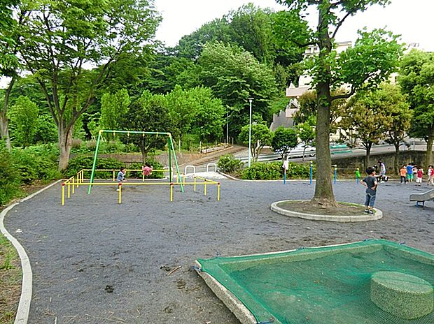 緑豊かな自然に囲まれた静かな公園で、散歩や遊具遊びを楽しめる地域の憩いの場。 見晴らしの良い高台に位置し、開放感のある環境が魅力です。 子どもから大人までゆったり過ごせる、暮らしに寄り添う公園です。