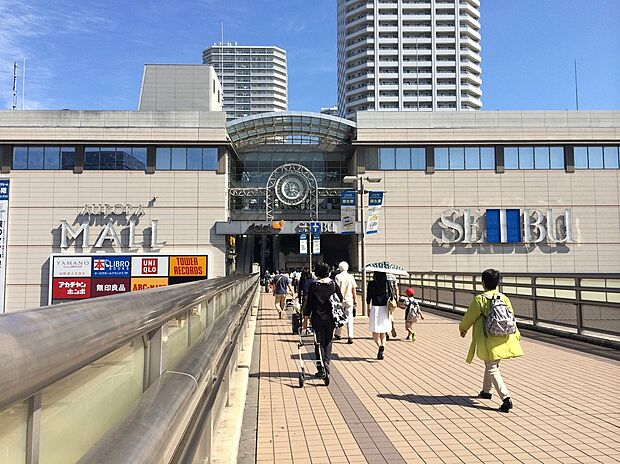 JR横須賀線と湘南新宿ラインの2路線が利用できる「東戸塚」駅。主要都市へのスムーズなアクセスと、駅前の充実した買い物環境を両立したファミリー層に人気の街です。