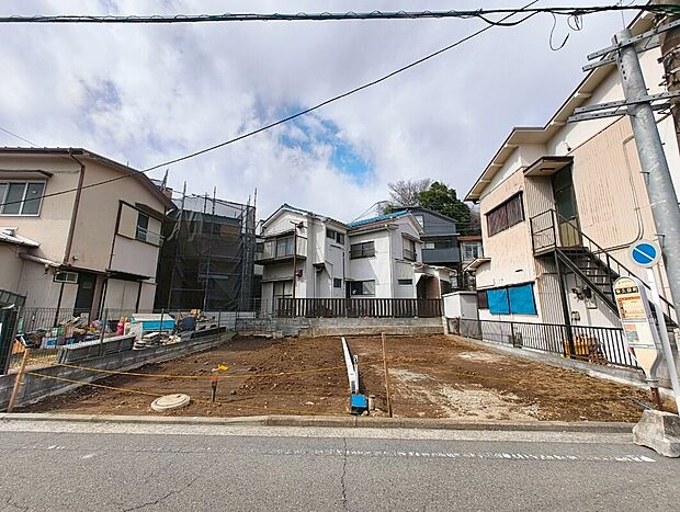 保土ヶ谷駅から徒歩10分の落ち着いた住環境にありながら、横浜駅まで1駅という便利なアクセスが魅力の立地です。駅周辺には生活に必要な施設がそろい、日々の買い物や外出もスムーズ。