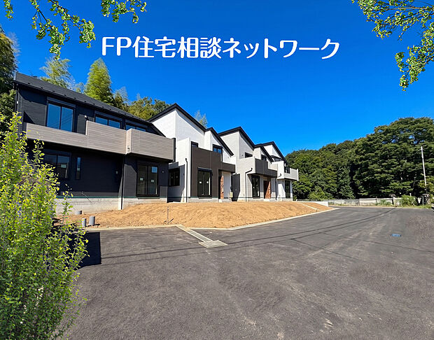 太陽の光がたっぷり降り注ぐ全4棟の新築分譲地！共有地部分を設けているので、駐車スペースへのアプローチも良好。緑豊かな落ち着いた環境で快適に過ごせそう。