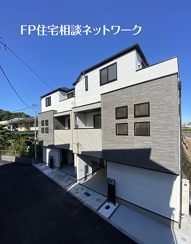 【類似外観同仕様】施工例のため分譲中の建物とは外壁、屋根開口部等の形状・仕様が異なります。