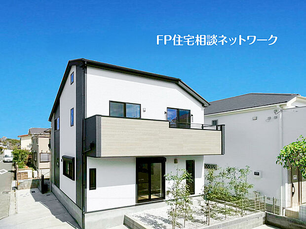 【類似外観同仕様】施工例のため分譲中の建物とは外壁、屋根開口部等の形状・仕様・色等が異なります。