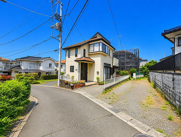 ゆるやかに時が流れる閑静な住宅街の一角。伸びやかな景色と、陽光に包まれる穏やかな住環境が魅力。家族の未来をゆったりと育む、心安らぐ暮らしの舞台です。