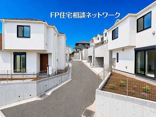 丘の上に描かれた、美しく整う新たな街並み。ゆとりある開発道路を中心に広がる全邸新築の分譲地で、開放感と安心感に包まれた穏やかな暮らしを実現。家族の未来を優しく育む、憧れの住環境がここにあります。