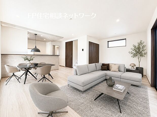 家族の笑顔が集う、上質で心地よい寛ぎのLDK。※本画像はAIがCGで家具作成しており、実際の現地に家具は設置されておりません。また、販売価格に家具等は含まれておりません。