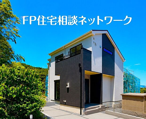 深く豊かな緑と爽快な青空を感じる、杜の中に暮らすような心地よさを堪能いただけます。最高グレードの設備のデザイナーズ住宅で快適な生活をお送り頂けます。※本画像はAIがエクステリア工事を完成させております