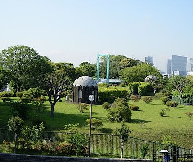 野毛山公園まで1100m。敷地内には野毛山動物園があり、桜の名所としても有名。園内からは、みなとみらい地区も一望できます。