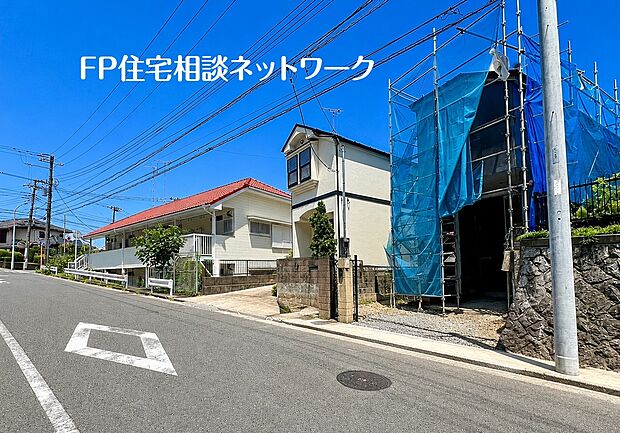 開放感のある前面道路と穏やかな街並みが、快適なカーライフと安心の子育て環境を実現。家族の未来を豊かに彩る住まいをご覧ください。