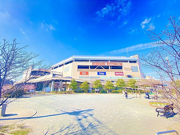 「トレッサ横浜」まで400m トレッサ横浜は、横浜市の姉妹提携都市フランス・リヨン市の市街地をイメージして作られた225店舗から構成された大型ショッピングモール。2700台の無料駐車場を完備。