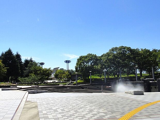 「保土ヶ谷公園」まで徒歩17分。広大な園内には、多彩な遊具やプール、アスレチックがあり、子どもたちが思いっきり遊べるスポットが充実。散策や広場でのピクニックなど、家族みんなで豊かな休日を過ごせます。