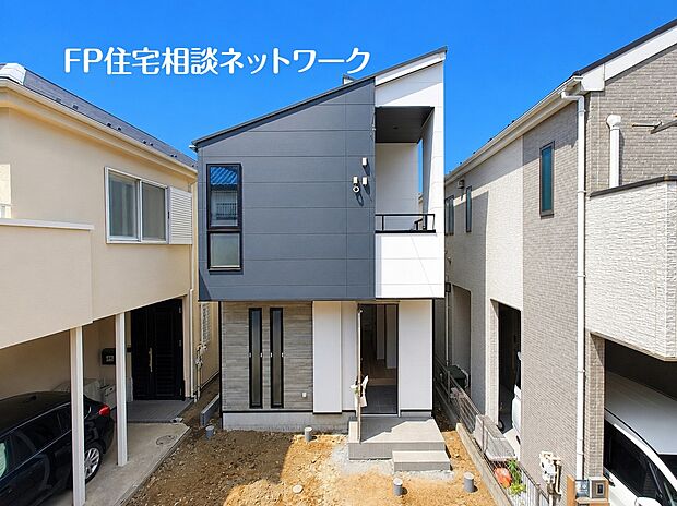 直線的なフォルムに2色の外壁が美しく調和します。晴れた空に美しく映え、爽やかで清潔感のある印象を強めています。