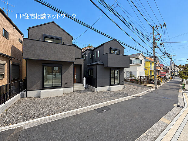 前面は車通りの少ない道路。お車の出し入れが苦手な方も安心ですね。しっかり舗装もされているので、ベビーカーや自転車でも快適に通行できます。
