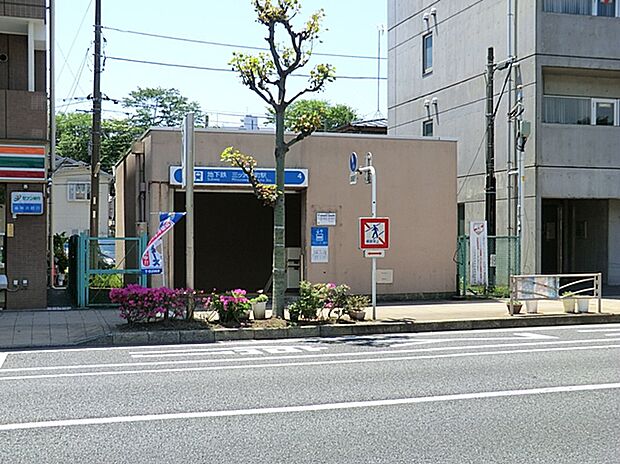 三ツ沢下町駅まで450ｍ。横浜駅まで2分、新横浜駅まで9分とアクセスの良い駅です。また、複数の学校が点在する文教エリアで落ち着いた環境が特徴です。
