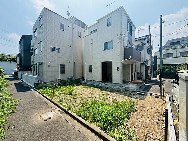 駅チカ立地ながら開放感あふれるロケーション。前面に建物が迫らず、四季折々の自然を身近に感じながら、心地よい陽光と風を享受できます。都市の利便性と穏やかな住環境を兼ね備えた暮らしを叶える住まいです。