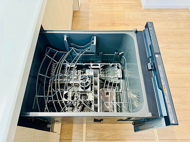 【自動食器洗浄乾燥機】あったらいいなの代表的な設備である食洗機。ビルトイン型なので、おさまりもよく、使い勝手も良好です。料理をするのは好きだけど、後片付けは苦手な方に重宝します。
