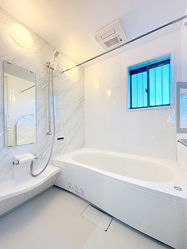 【浴室換気乾燥暖房機】カラッとしない日が続き、外干しで乾きにくい時季などに重宝する、浴室換気乾燥機付です。花粉シーズンや、早く乾かしたい時など、様々な場面で家事の効率もUPします。