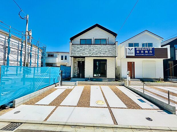 【【類似外観同仕様】】施工例のため分譲中の建物とは外壁、屋根開口部等の形状・仕様が異なります。