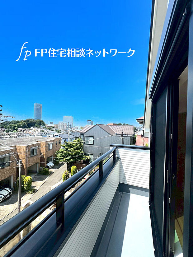 【東急東横線、横浜線、新幹線 利用可能】東横線、横浜線の通る「菊名」駅まで徒歩8分。新幹線が利用できる「新横浜」駅も徒歩圏内。横浜、渋谷などへのアクセス良好。出張の多い方にもお薦めです。