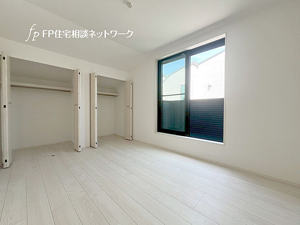 【ダブルクローゼット付き洋室】収納力のあるダブルクローゼット。普段着やスーツはもちろんのこと、コート類などもしっかり掛けられます。奥行きもあるので、収納ボックスをそのままクローゼットの中へ。部屋にものが出ずスッキリしますね♪