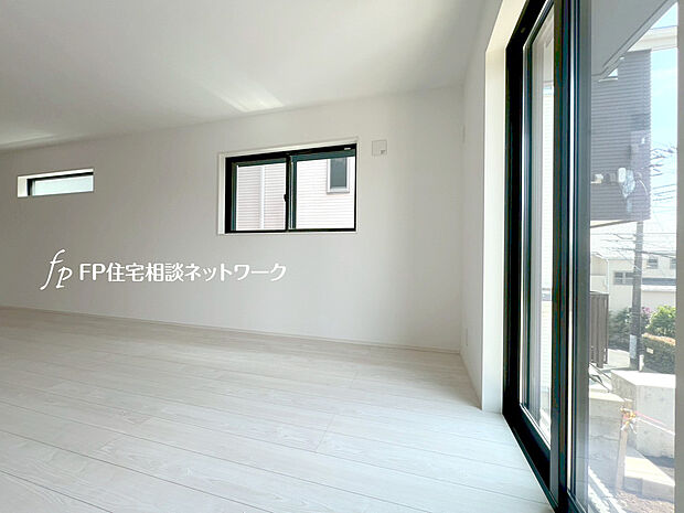 【ペアガラス】2枚のガラスの間に空気層が設けられたガラスです。断熱効果が高く、冷暖房の使用量を減らすことができます。結露が発生しにくいためサッシ周りのカビの予防にもなります。