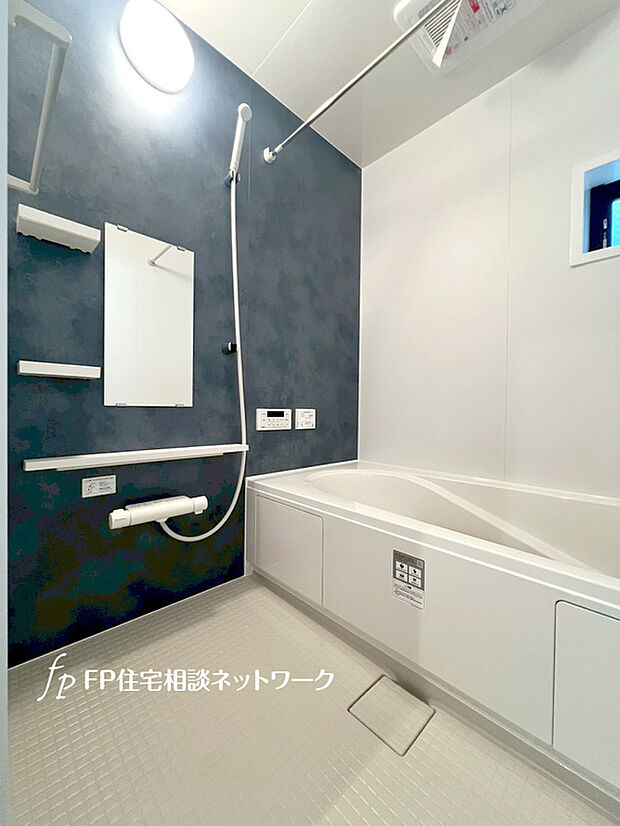 【オートバス】ワンタッチでお湯張りが可能なオートバス。いつでも快適に入浴が出来ます。仕事や塾などご家族の入浴時間が異なる家でも、追炊き機能でいつでも快適に入浴が可能です。