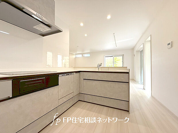 【L型キッチン】<C棟>動線がスムーズなL型キッチンは、対面式になっておりリビングの様子を見ながら家事をすることができます。