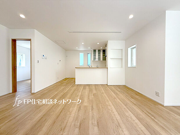 【床暖房付きリビング】<D棟>足元から体を温めてくれる床暖房付き。ホコリが舞いにくく、静かです。家族が自然と集まるリビングに。