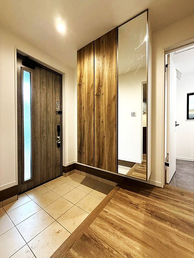 【すっきり片付く玄関】出勤前の身支度チェックに欠かせない姿見を玄関に備え付けました。気持ちの良い一日の始まりは笑顔でスタートしたいですよね。自分の顔もチェックして、そんなイキイキとした暮らしが送れる生活が待っています。