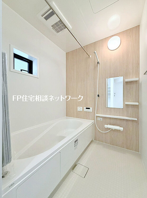 【換気暖房乾燥機付きシステムバス】雨の日や湿気の多い梅雨時期など、洗濯物が乾き難い時期に重宝する浴室換気乾燥機。乾燥機能だけではなく、冬場の浴室内の寒暖差を緩和する暖房機能も標準装備。ヒートショック対策に一役買います。