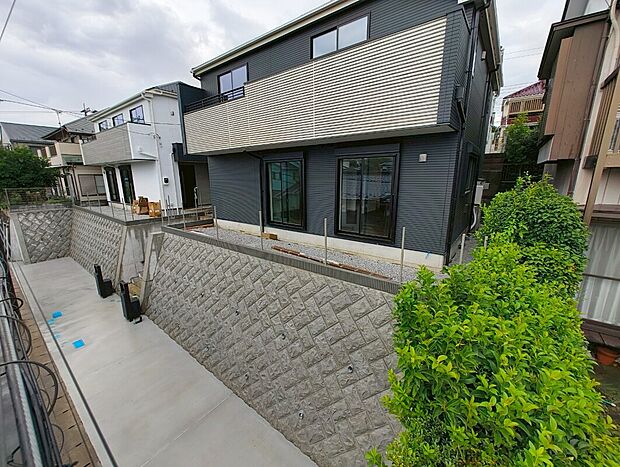 【車通りの少ない道路】小さなお子様がいても安心です。お車の出し入れが苦手な方も駐車しやすそうです。建物は一段高い場所にあり陽当り良好です。