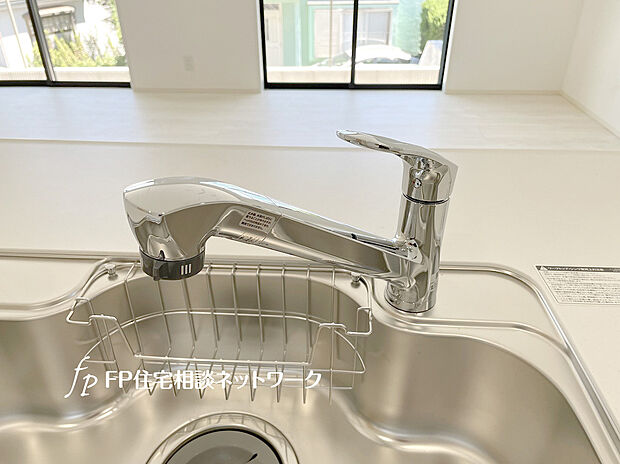 【浄水器】スタイリッシュな、浄水器一体型水栓です。水栓にシャワーホースと浄水器を内蔵し、カルキ臭など軽減。シャワーヘッドを引き出すことで、広いシンクのお手入れもラクラク。