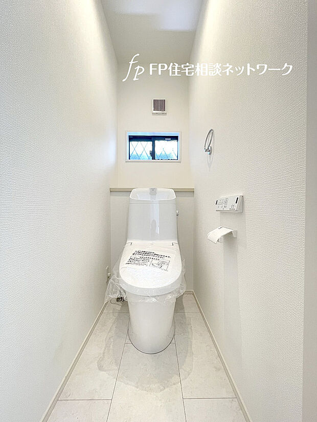 【温水洗浄便座】洗浄機能付き便座を標準装備。便座保温機能もあるので寒い季節も安心。1階と2階にそれぞれトイレがあり、夜中にトイレに行くときに助かります。朝のトイレ渋滞もなくなりますね。