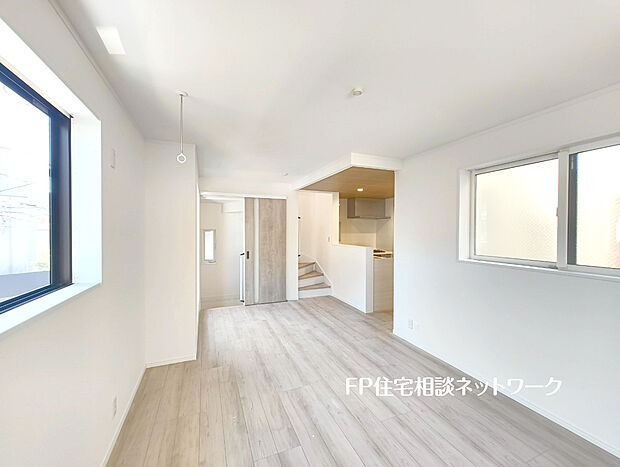 【3面採光で太陽の光を感じられるLDK】大切なご家族が集まるからこそLDKはこだわりたいですよね!休日はおひさまの光をたっぷりと取りこめるリビングでゆったりと過ごしませんか?子供たちが元気に笑いながら走り回っている姿が目に浮かぶ空間です。