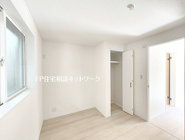 【全居室収納付きでお部屋を有効活用】光を取り込みやすい2面採光の居室は日当たり良好です。クローゼットの完備で収納スペースも十分。初めてのお子様にとっての「自分の部屋」。学習デスクやベッドの配置もラクラクです。