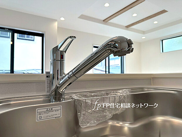 【浄水器内蔵一体型水栓】浄水器を内蔵したキッチン水栓。お米を研いだり、野菜を洗ったりするときなど用途に応じてワンタッチで浄水に切り替えが可能です。カートリッジ式なので、フィルターを簡単に交換する事が出来ます。