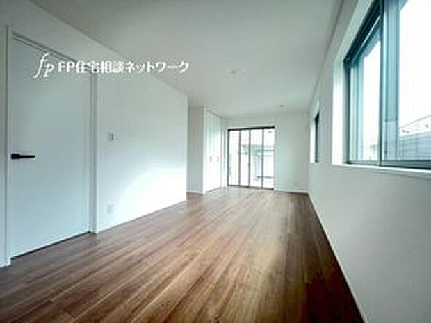 【1階10帖 2部屋に分割可能】続き部屋の壁をあえて作らず一部屋を大きくとっています。入口を2つ設けているので、壁をつければ2部屋に分ける事ができます。家族の成長に合わせて形を変えられる家です。