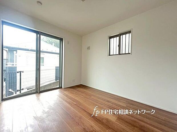 【全室2面採光 明るい室内】2面採光でお部屋の隅々まで明るい印象の居室。おひさまの光と爽やかな風をたっぷりと取り込めます。毎日の生活も自然と明るくなりそうです。